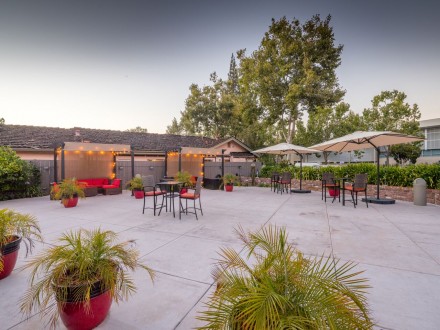 The Palo Alto Inn - Inviting Patio Area